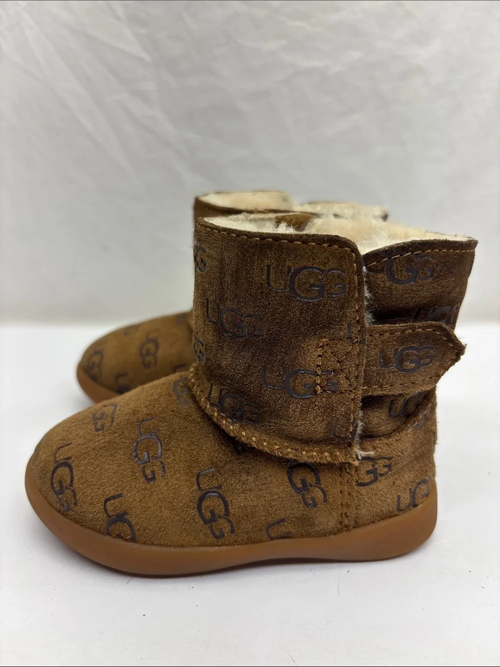 UGG baby’s Chestnut Logo Classic Boot, SZ 6, box 78